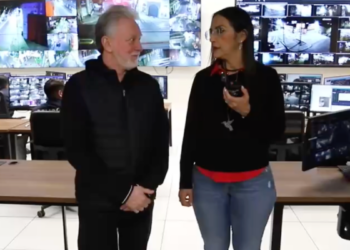 Laura Imelda Pérez Segura, presidenta municipal de San Pedro Tlaquepaque, comparte cena navideña con los policías en turno y les manda un mensaje