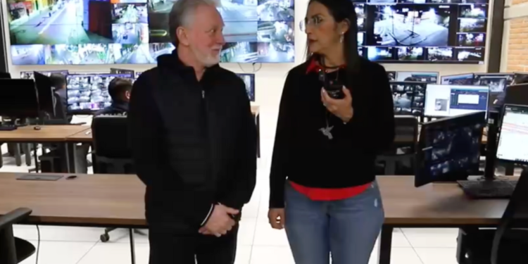 Laura Imelda Pérez Segura, presidenta municipal de San Pedro Tlaquepaque, comparte cena navideña con los policías en turno y les manda un mensaje