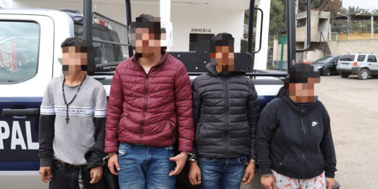 Policías de Tlaquepaque recuperan camioneta robada y detienen a cuatro presuntos responsables