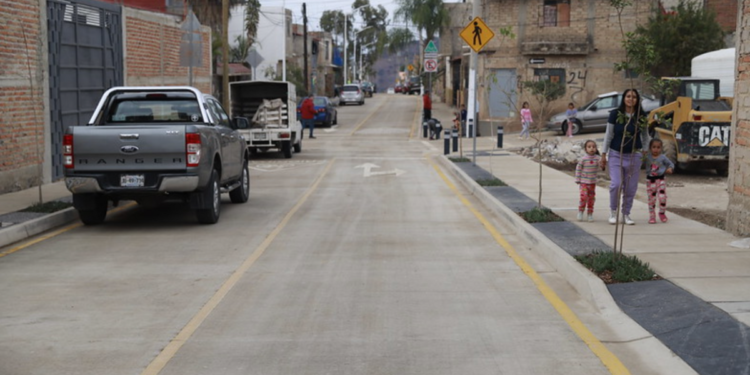 Frangie entrega calles pavimentadas en Lomas del Centinela