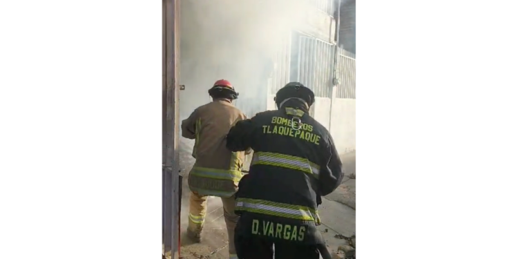 Bomberos de Tlaquepaque extinguen incendio y rescatan a mascota en Lindavista