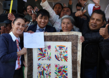 En Huauchinango, Puebla, presidenta Claudia Sheinbaum entrega nuevas tarjetas para la Pensión Mujeres Bienestar