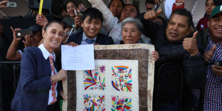 En Huauchinango, Puebla, presidenta Claudia Sheinbaum entrega nuevas tarjetas para la Pensión Mujeres Bienestar