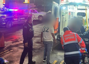 Policías de Zapopan apoyan a mujer en labor de parto en vía pública