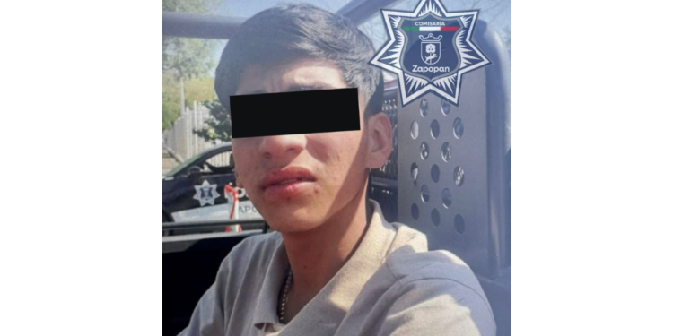 Policías de Zapopan detienen a un sujeto con lo que al parecer es droga y una pistola en calles de la colonia Colinas de Atemajac