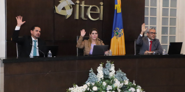 Reconoce el Pleno del ITEI a servidora pública ejemplar