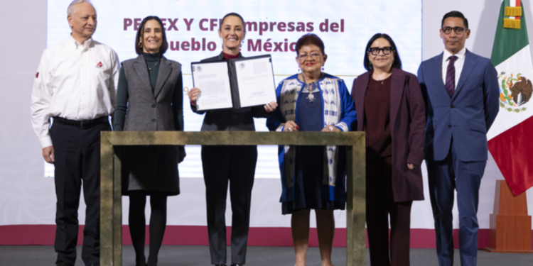 CFE y PEMEX vuelven a ser del pueblo de México: Presidenta firma leyes secundarias que revierten reforma energética de 2013