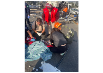 Protección Civil Tlaquepaque atiende volcadura de tractocamión en Periférico Sur; hubo tres lesionados