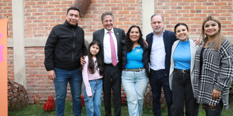 Gobierno de Zapopan y Zapakids entregan 150 pares de calzado a niñas y niños de Nuevo México