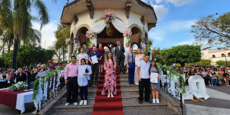 Oficia Laura Imelda unión de 338 parejas en las «Bodas de La Esperanza»