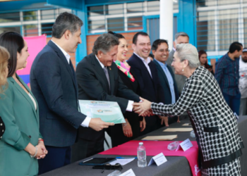 Frangie entrega seguro contra accidentes a niñas y niños de camino a la escuela