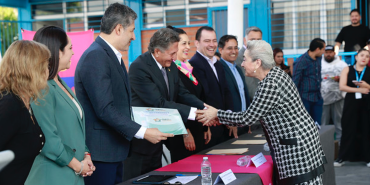 Frangie entrega seguro contra accidentes a niñas y niños de camino a la escuela