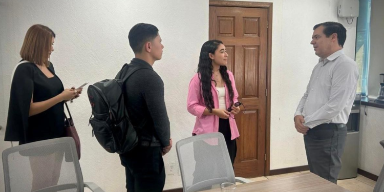 Acuerdan Setran y FEU instalación de módulos de activación de la tarjeta Mi Movilidad en centros universitarios