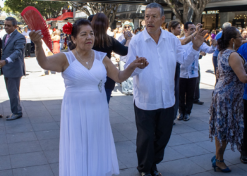 Música y baile en «La Perla» en el mes del amor y la amistad