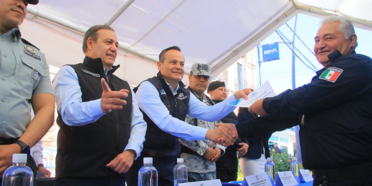 Entrega Consejo Estatal de Seguridad Pública de Jalisco vehículos todoterreno y uniformes a Policía Municipal de Chapala