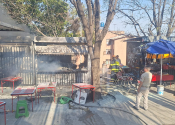 Bomberos y Policías de Tlaquepaque atienden incendio en local de alimentos; hay dos lesionados
