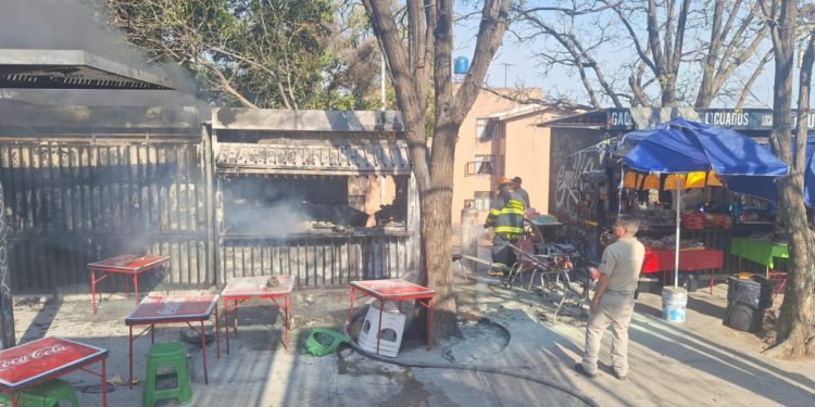 Bomberos y Policías de Tlaquepaque atienden incendio en local de alimentos; hay dos lesionados