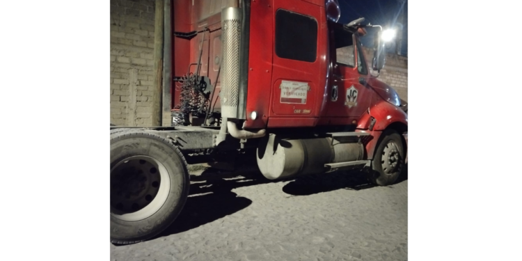 Policías de Tlaquepaque recuperan dos tractocamiones con su carga intacta