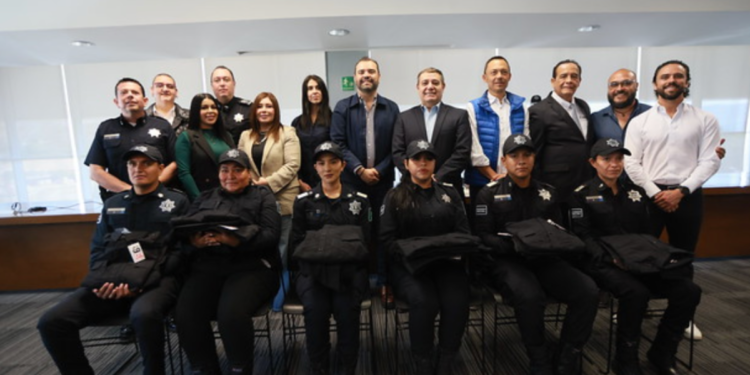 Gobierno de Tlajomulco entrega nuevos uniformes a sus policías