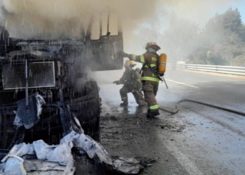 Bomberos de Tlajomulco sofocaron incendio en tráiler sobre Carretera a Morelia