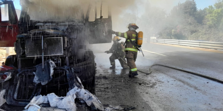 Bomberos de Tlajomulco sofocaron incendio en tráiler sobre Carretera a Morelia