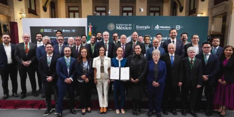 Presidenta Claudia Sheinbaum firma acuerdo histórico con gasolineros para establecer en 24 pesos el precio de la gasolina magna