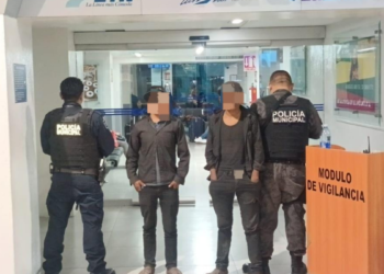 Policías de Tlaquepaque resguardan a dos menores en la Central Camionera víctimas de oferta de trabajo falsa