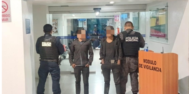 Policías de Tlaquepaque resguardan a dos menores en la Central Camionera víctimas de oferta de trabajo falsa