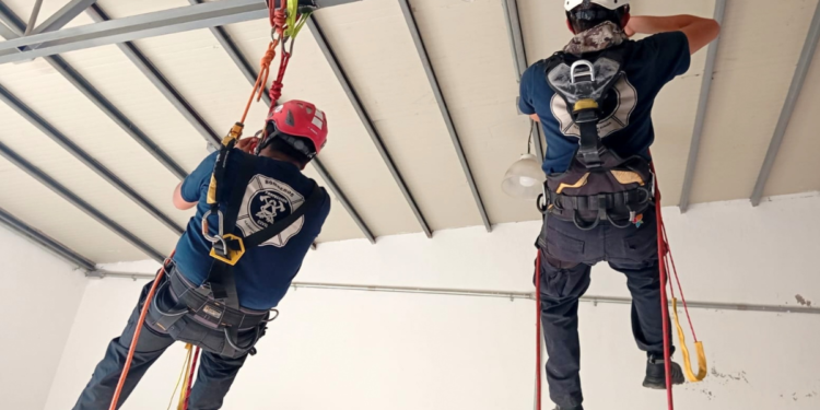 Capacitan a bomberos en Tlajo para Rescate Vertical