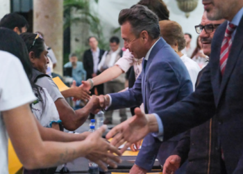 Entrega Pablo Lemus certificados educativos y refuerza compromiso con la alfabetización en Jalisco