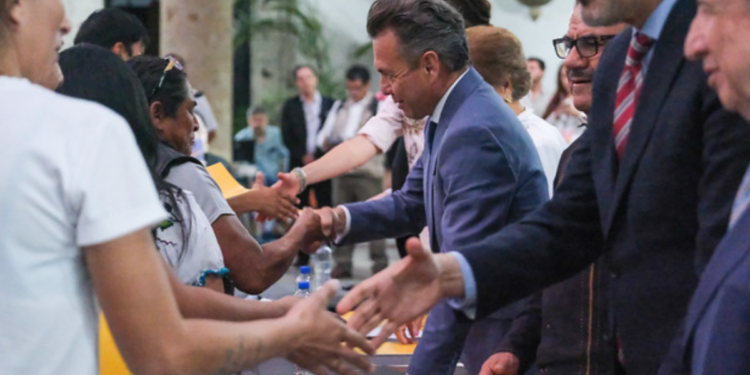 Entrega Pablo Lemus certificados educativos y refuerza compromiso con la alfabetización en Jalisco