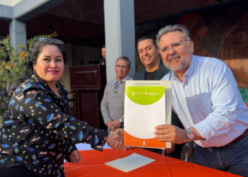 Entregan escrituras de unidad básica de vivienda en Colotlán