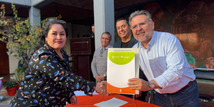 Entregan escrituras de unidad básica de vivienda en Colotlán