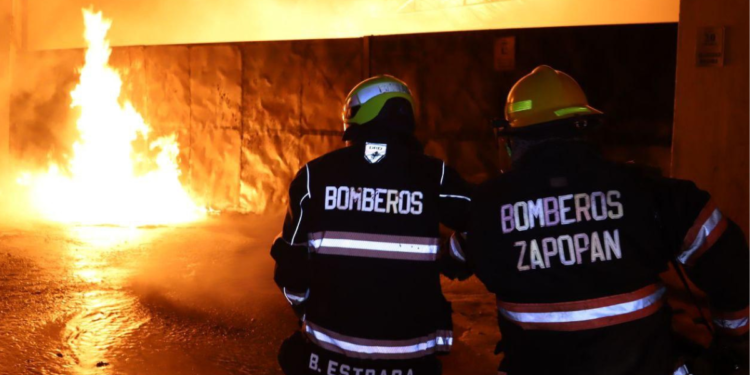 Activa Semadet Emergencia Atmosférica en Zapopan por incendio en fábrica de químicos