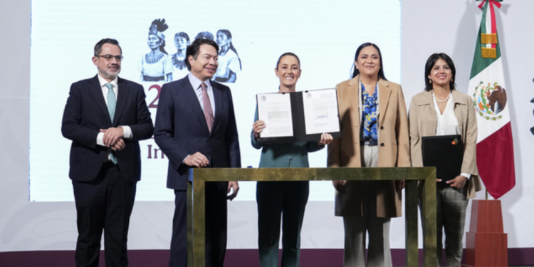 Presidenta Claudia Sheinbaum firma decreto para publicar en el DOF reformas a los artículos 4 y 27 en defensa del maíz mexicano