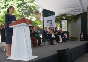 Presidenta firma decreto para expedir leyes secundarias en materia energética que recuperan a Pemex y CFE como empresas públicas del Estado