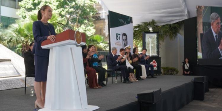 Presidenta firma decreto para expedir leyes secundarias en materia energética que recuperan a Pemex y CFE como empresas públicas del Estado