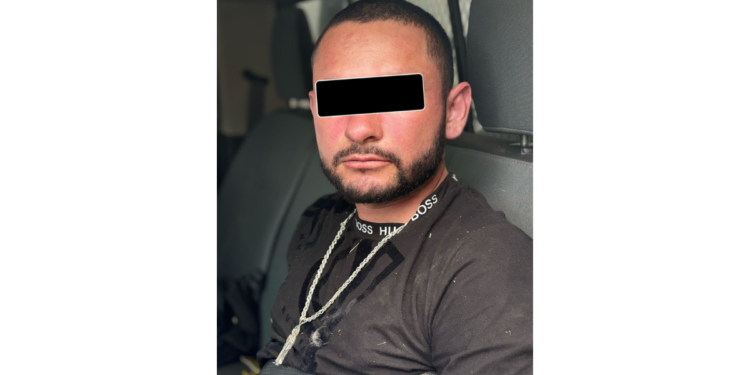 Policías de Tlaquepaque detienen a sujeto por presunta posesión de droga cristal