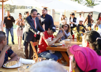 Frangie reconoce a comerciantes con más de 35 años de antigüedad en mercados municipales