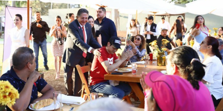 Frangie reconoce a comerciantes con más de 35 años de antigüedad en mercados municipales