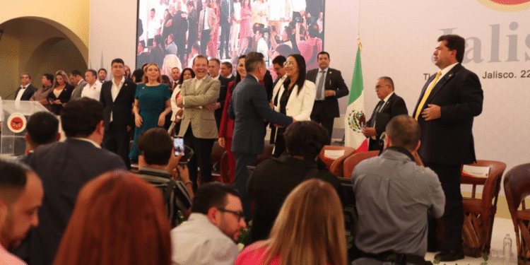 Asiste Laura Imelda a la Toma de Protesta de la CATEM