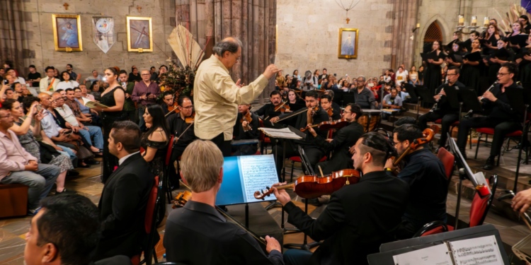 Réquiem de Mozart cautiva a cientos en el Expiatorio