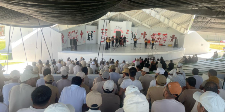 Presenta Secretaría de Cultura concierto de la Rondalla Voces del Alma ante internos de Puente Grande