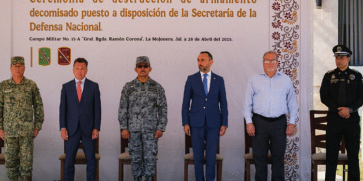 Asiste Pablo Lemus, Gobernador de Jalisco, a la 15va Zona Militar a destrucción de armamento decomisado