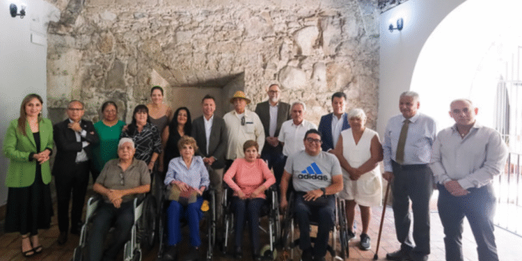 Pablo Lemus, Gobernador de Jalisco, se reúne de nuevo con afectados por las explosiones del 22 de abril de 1992