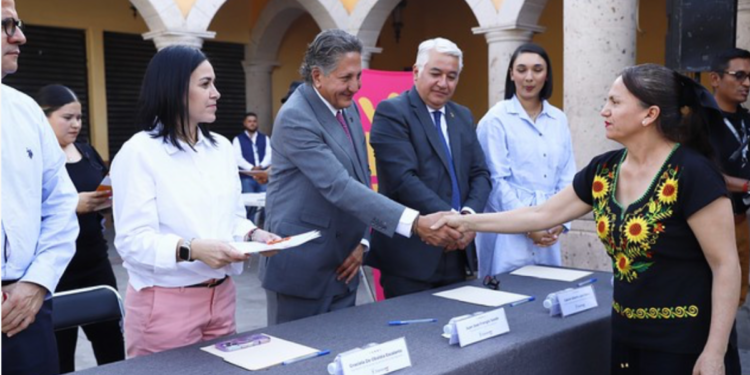 60 familias de Tesistán ya cuentan con su título de propiedad