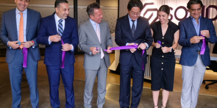 Realiza Pablo Lemus, Gobernador de Jalisco, visita a la empresa Solidigm Technology