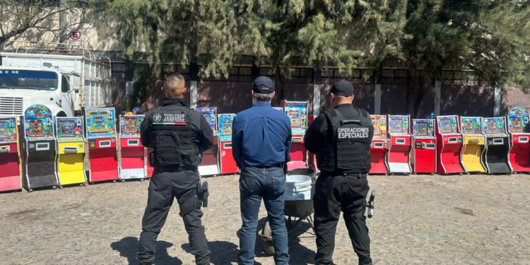 En coordinación; Policías de Tlaquepaque retiran y destruyen 93 máquinas tragamonedas