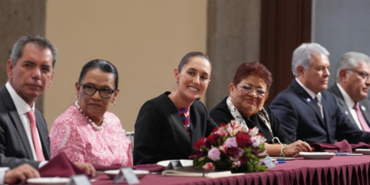 En el Día del Trabajo, Presidenta Claudia Sheinbaum anuncia mesas de diálogo para implementar, por consenso, la semana laboral de 40 horas
