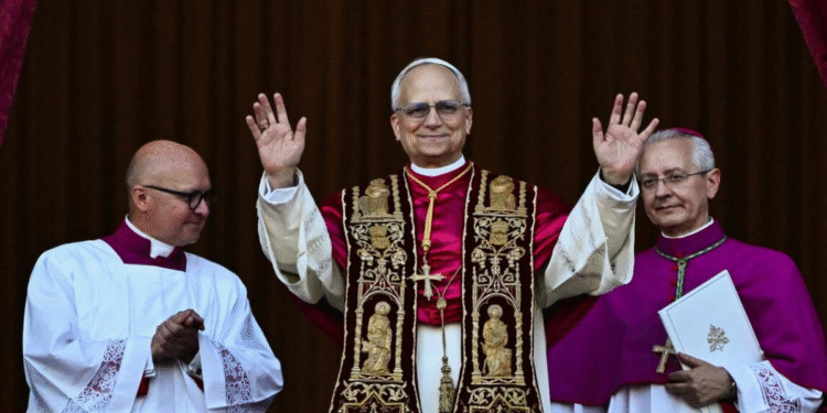 León XIV: Primer Papa Estadounidense Asume el Liderazgo de la Iglesia Católica